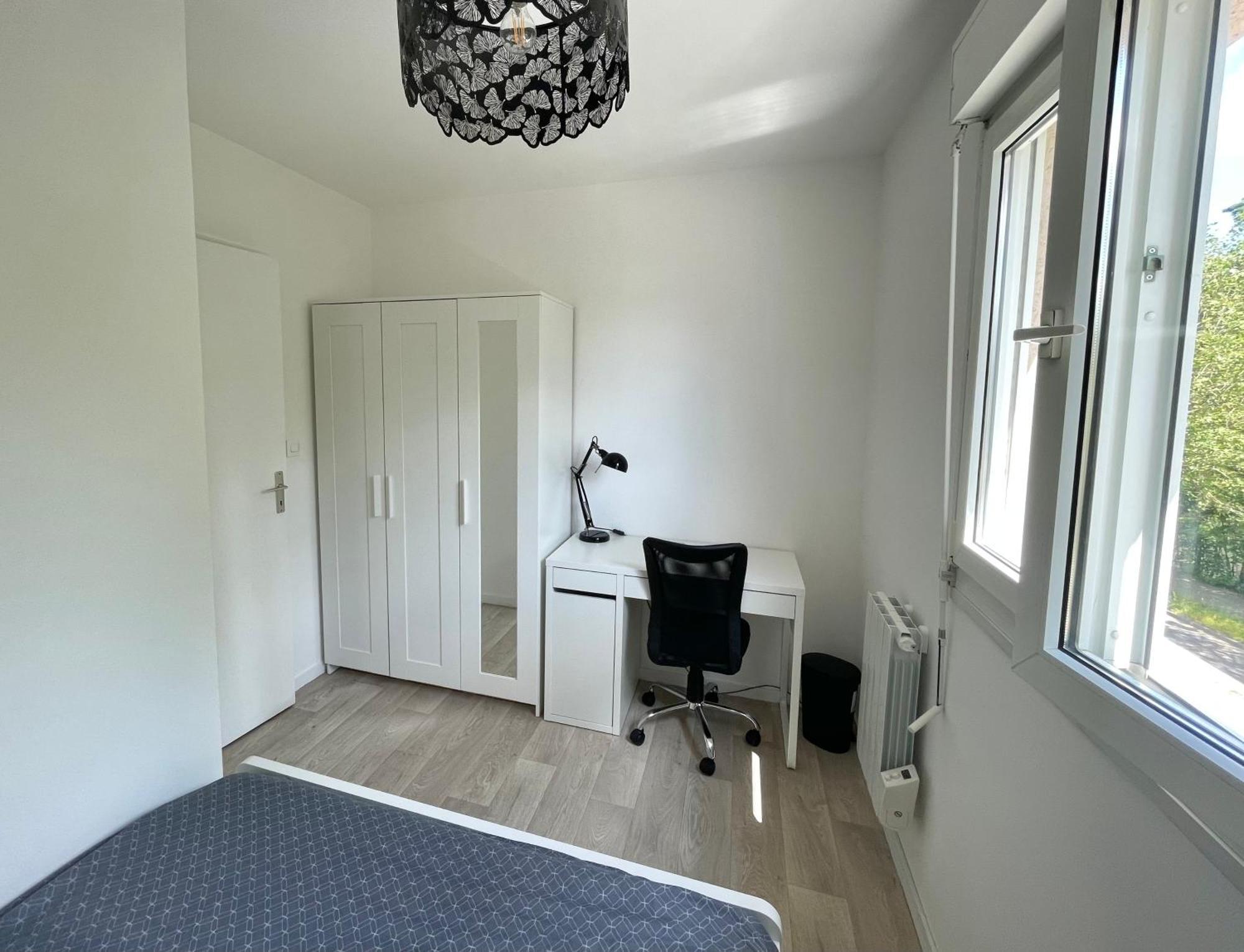 Appartement Avec Loggia Et Parking Prive Louviers Esterno foto