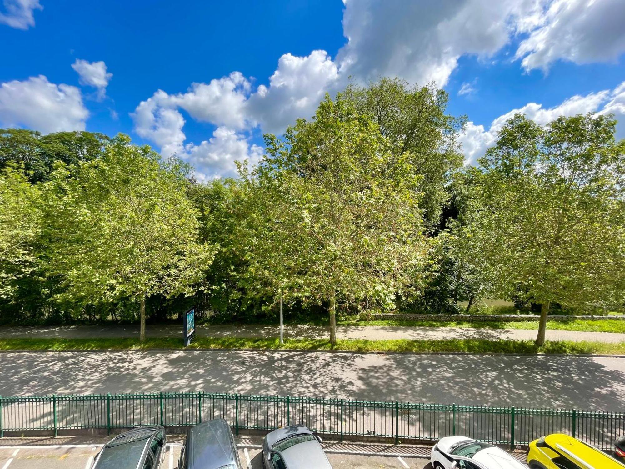 Appartement Avec Loggia Et Parking Prive Louviers Esterno foto